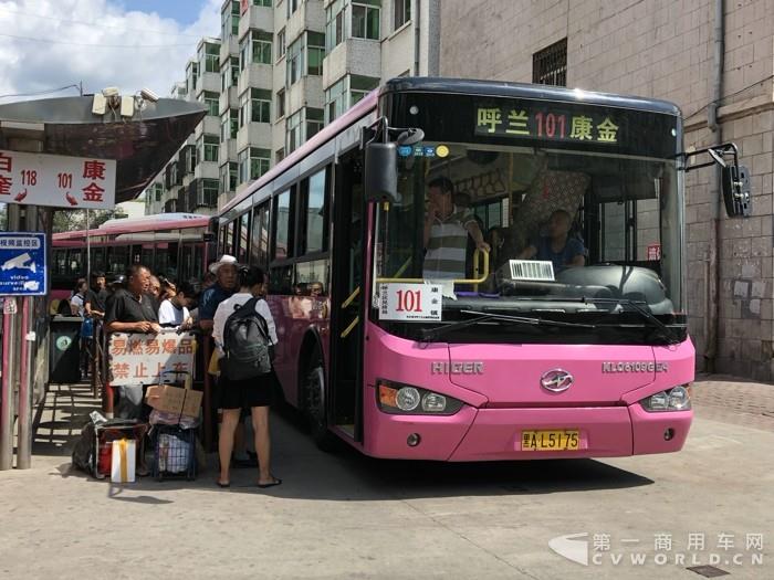 在始发站候车的乘客.jpg 在始发站候车的乘客.jpg