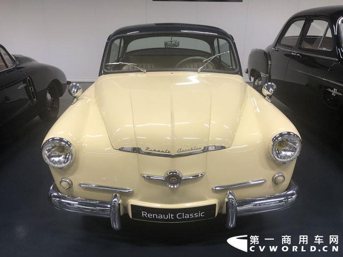 雷诺RENAULT AUTOBLEU,1956年生产。这款车在RENAULT 4 CV的基础上开发而成,车长3.75米,最大时速110km (3).JPG