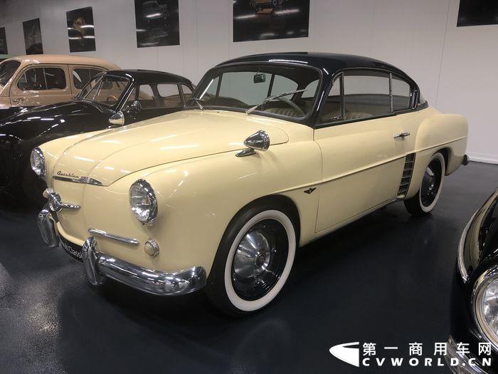 雷诺RENAULT AUTOBLEU,1956年生产。这款车在RENAULT 4 CV的基础上开发而成,车长3.75米,最大时速110km (2).JPG