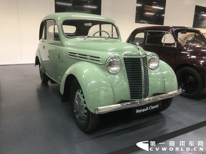 雷诺1944年生产的RENAULT 4 CV prototype n 2,车长3.55米,最大时速90km.JPG 雷诺1944年生产的RENAULT 4 CV prototype n 2,车长3.55米,最大时速90km.JPG