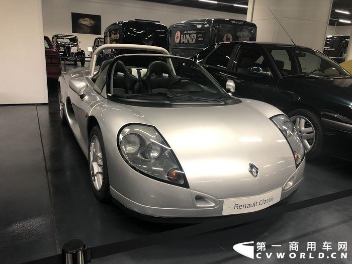 雷诺RENAULT sport SPIDER,1995年首次亮相,车长3.81米,最大时速210km;它采用4缸汽油发动机,排量1.998L (2).JPG