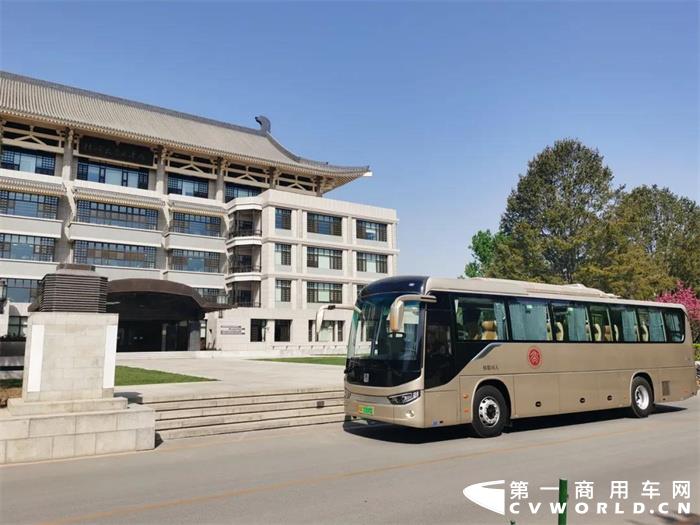 吉利商用车:首批C11纯电动客车交付北大.jpg 吉利商用车:首批C11纯电动客车交付北大.jpg