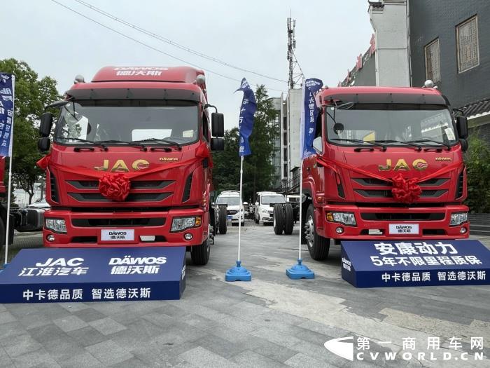 现场展车3.jpg 现场展车3.jpg