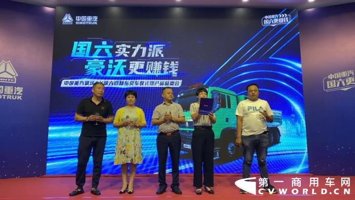 豪沃TX国六自卸车成功交付,火爆上海4.webp.jpg 豪沃TX国六自卸车成功交付,火爆上海4.webp.jpg