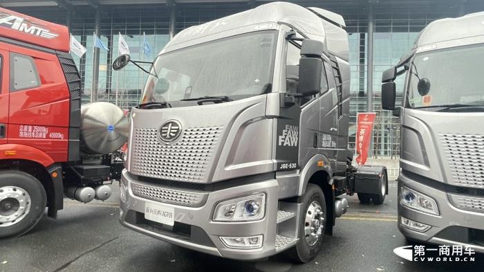 解放J6E 4×2 6SM4 LNG牵引车.jpg