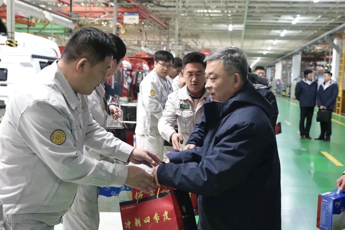 吴碧磊深入一汽解放青汽公司慰问一线员工1.jpg 吴碧磊深入一汽解放青汽公司慰问一线员工1.jpg