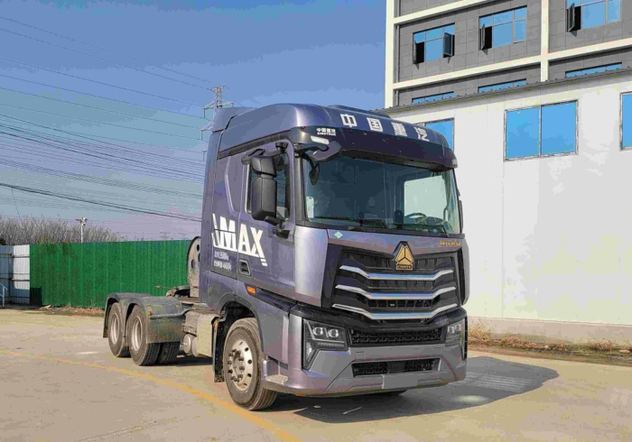 重汽豪沃LNG牵引车,搭载潍柴WP15N发动机,最大630马力.jpg 重汽豪沃LNG牵引车,搭载潍柴WP15N发动机,最大630马力.jpg