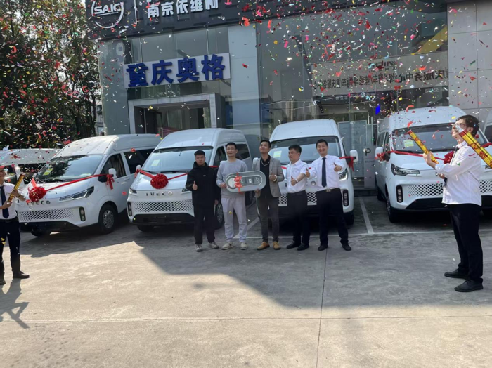 依维柯聚星批量交付.png 依维柯聚星批量交付.png