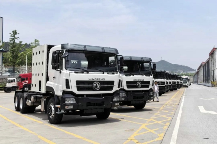 东风商用车出口.jpg 东风商用车出口.jpg