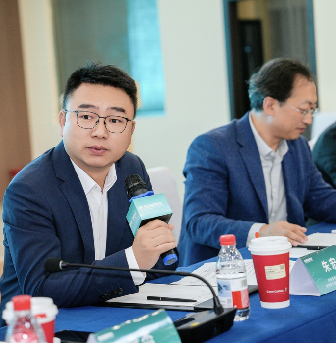 左一为朱宏.jpg 左一为朱宏.jpg