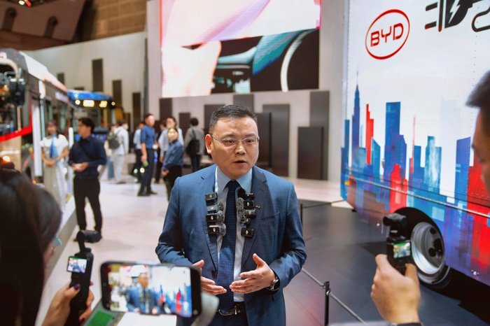 4、比亚迪商用车事业部总经理田春龙接受媒体采访.jpg 4、比亚迪商用车事业部总经理田春龙接受媒体采访.jpg