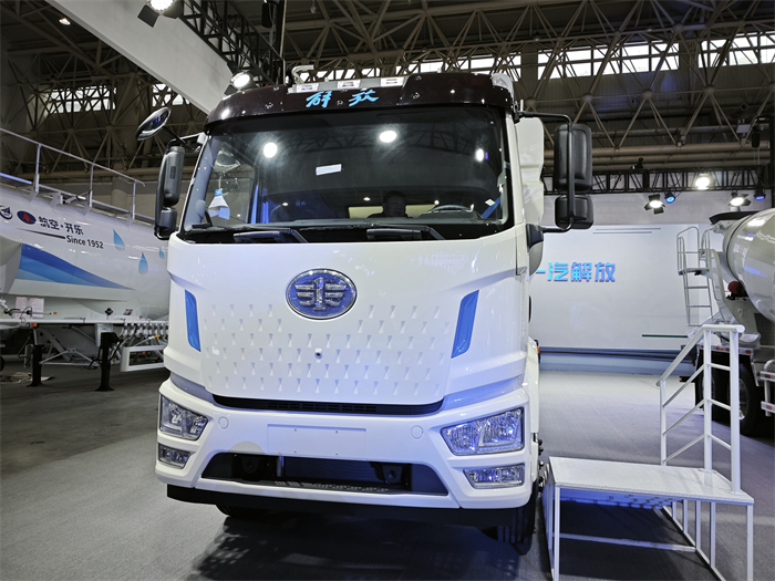 一汽解放J6L 8×4纯电动饲料运输车.jpg 一汽解放J6L 8×4纯电动饲料运输车.jpg