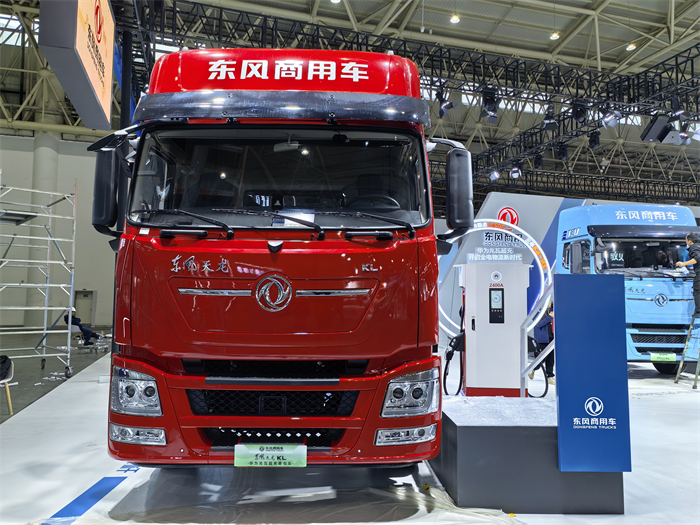 东风天龙KL华为兆瓦级超充牵引车2.jpg 东风天龙KL华为兆瓦级超充牵引车2.jpg