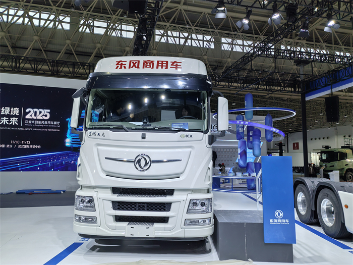 东风天龙电双擎混动牵引车.jpg 东风天龙电双擎混动牵引车.jpg