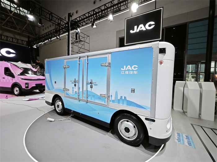 江淮推出的卡拉无人配送车.jpg 江淮推出的卡拉无人配送车.jpg