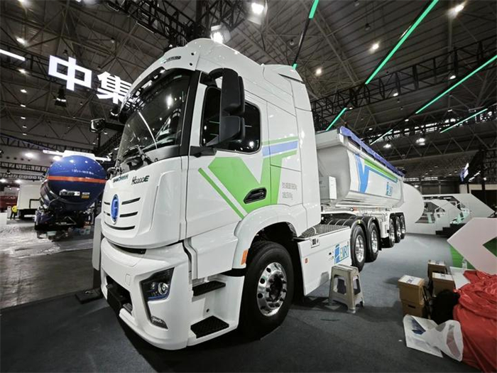 陕汽重卡联合中集车辆打造的纯电动头挂列车.jpg 陕汽重卡联合中集车辆打造的纯电动头挂列车.jpg