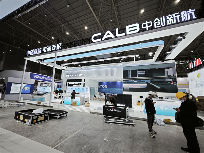 中创新航展台布置中.jpg 中创新航展台布置中.jpg