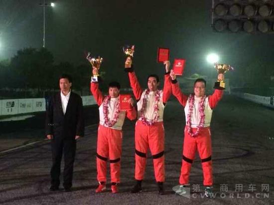 为冠军车队颁奖.jpg