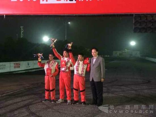 为亚军车队颁奖.jpg 为亚军车队颁奖.jpg