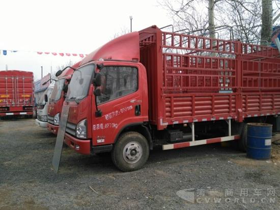 停靠在市场内的卡车.jpg 停靠在市场内的卡车.jpg