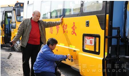 工作人员正在为海格校车加油.jpg 工作人员正在为海格校车加油.jpg