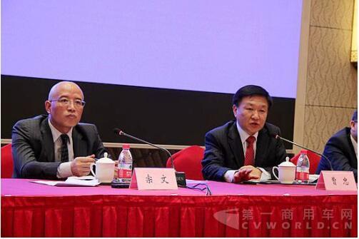 五龙电动车集团主席曹忠(右一)、贵安新区开发投资公司董事长兼新区管委会副主任宗文(左一).jpg 五龙电动车集团主席曹忠(右一)、贵安新区开发投资公司董事长兼新区管委会副主任宗文(左一).jpg
