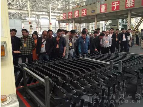 大运重卡迎来全国工程车客户团体参观工厂2.jpg 大运重卡迎来全国工程车客户团体参观工厂2.jpg