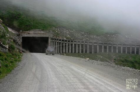 泥石流阻断新疆天山公路 抢通预计10天.jpg 泥石流阻断新疆天山公路 抢通预计10天.jpg