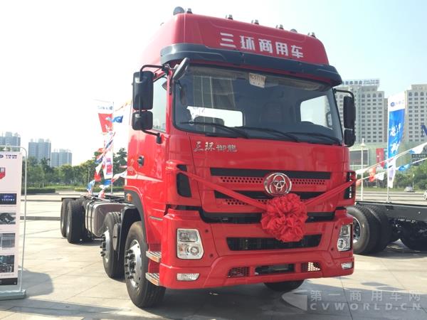 现场展示的御龙S8 8X4载货车.jpg 现场展示的御龙S8 8X4载货车.jpg