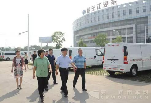 曹书记一行视察扬子江.jpg 曹书记一行视察扬子江.jpg