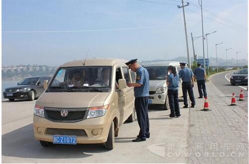 小货车上路被路政查营运证.jpg 小货车上路被路政查营运证.jpg