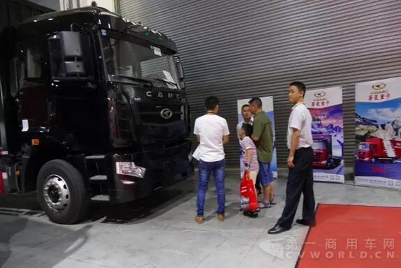 华菱4×2厢式载货车.jpg 华菱4×2厢式载货车.jpg