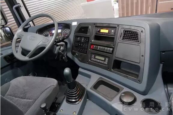 华菱4×2厢式载货车6.jpg 华菱4×2厢式载货车6.jpg