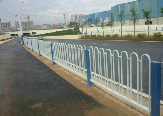 昆明公路.jpg 昆明公路.jpg