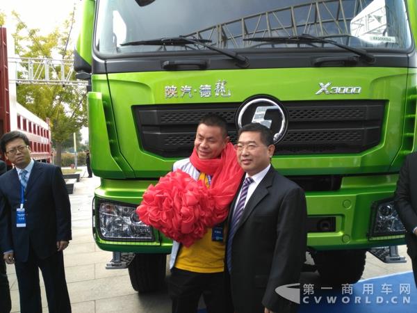陕汽董事长为用户代表授花.jpg 陕汽董事长为用户代表授花.jpg