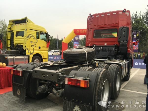 超轻版新斯太尔D7B 6X4牵引车.jpg 超轻版新斯太尔D7B 6X4牵引车.jpg
