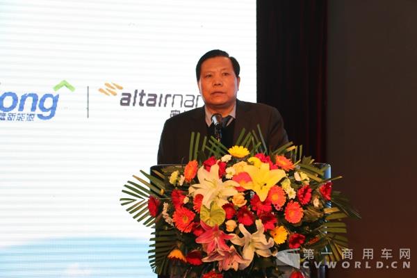 银隆集团董事长魏银仓在高峰论坛上发表演讲.jpg 银隆集团董事长魏银仓在高峰论坛上发表演讲.jpg