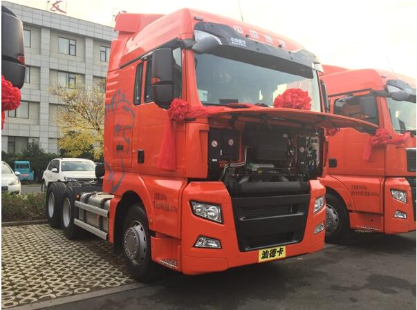 中国重汽汕德卡440马力C7H 6×4牵引车.jpg 中国重汽汕德卡440马力C7H 6×4牵引车.jpg