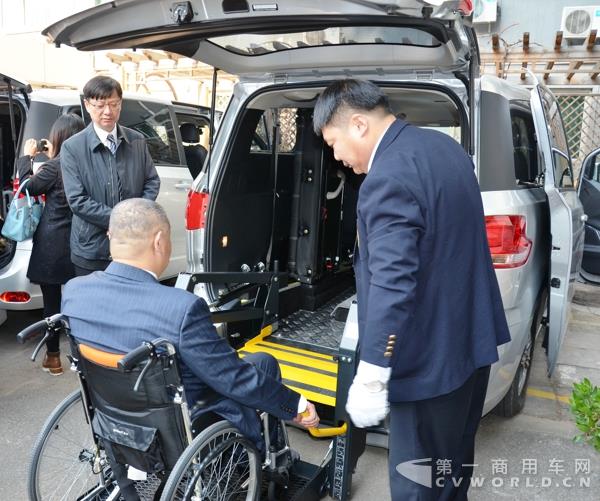 现场操作演示01-抓住黄色扶手,准备升降.jpg