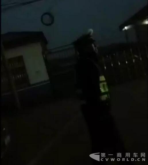交警路政合唱“空城计”,“百吨王”结队通过治超点.jpg 交警路政合唱“空城计”,“百吨王”结队通过治超点.jpg