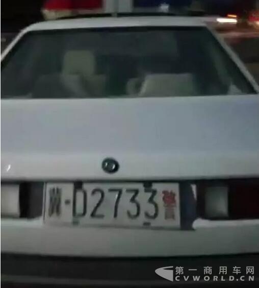 交警路政合唱“空城计”,“百吨王”结队通过治超点2.jpg 交警路政合唱“空城计”,“百吨王”结队通过治超点2.jpg