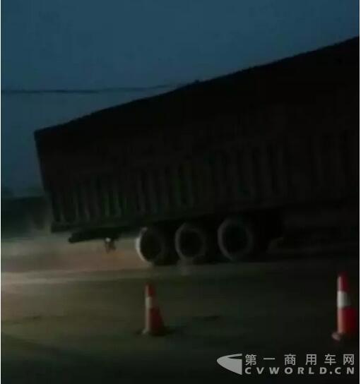 交警路政合唱“空城计”,“百吨王”结队通过治超点4.jpg 交警路政合唱“空城计”,“百吨王”结队通过治超点4.jpg