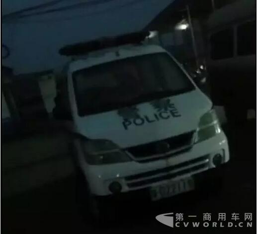 交警路政合唱“空城计”,“百吨王”结队通过治超点5.jpg 交警路政合唱“空城计”,“百吨王”结队通过治超点5.jpg
