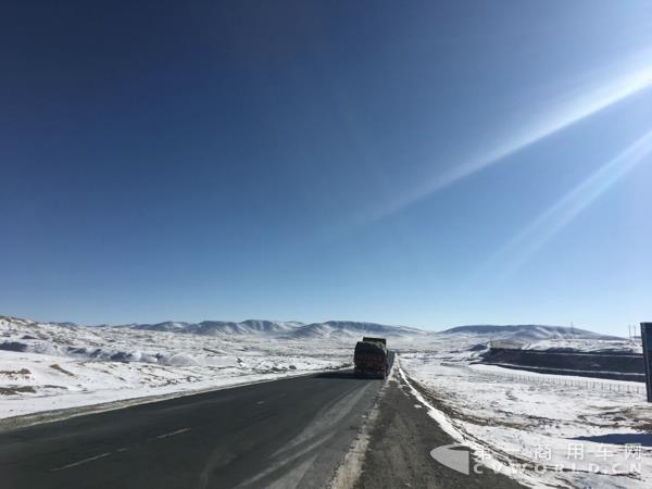 偶遇大货车.jpg 偶遇大货车.jpg