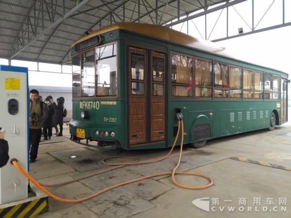 正在充电的银隆纯电动铛铛车.jpg 正在充电的银隆纯电动铛铛车.jpg