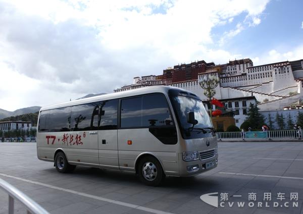 T7在布达拉宫前.jpg T7在布达拉宫前.jpg