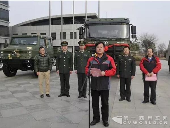 2月23日下午,陕汽控股总经理王延宏在管理中心楼前交车仪式现场将一把“金钥匙”交到武警天安门支队副支队长刘建光手中,代表陕汽向武警北京总队天安门支队成功交付了SX2300天安门广场指挥车。.jpg 2月23日下午,陕汽控股总经理王延宏在管理中心楼前交车仪式现场将一把“金钥匙”交到武警天安门支队副支队长刘建光手中,代表陕汽向武警北京总队天安门支队成功交付了SX2300天安门广场指挥车。.jpg