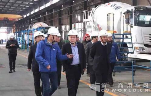 搅拌车大客户到访 首批瑞江搅拌车订单达成.jpg 搅拌车大客户到访 首批瑞江搅拌车订单达成.jpg
