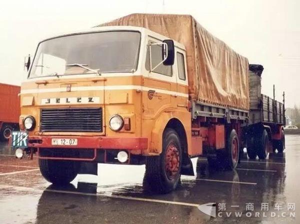 中国在1979年左右开始进口波兰耶尔奇300系列重型卡车,当时进口的