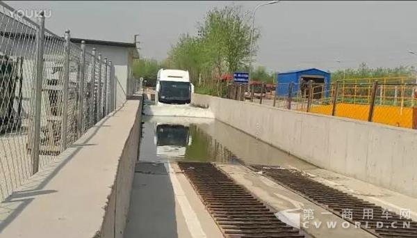 福田欧辉8.5米燃料电池大巴涉水测试实况展示3.jpg 福田欧辉8.5米燃料电池大巴涉水测试实况展示3.jpg